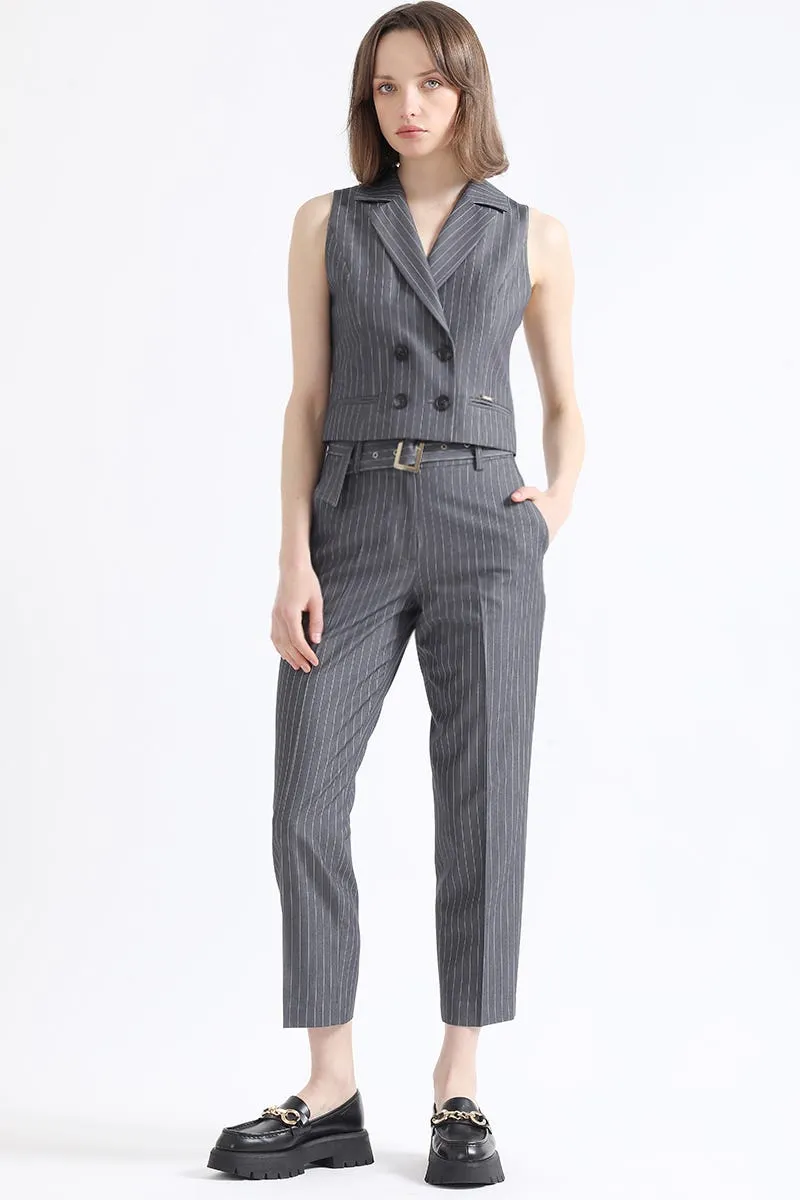 PANTALON SASTRE TIRO ALTO CON CINTURON, LISTADO FANTASIA. GRIS