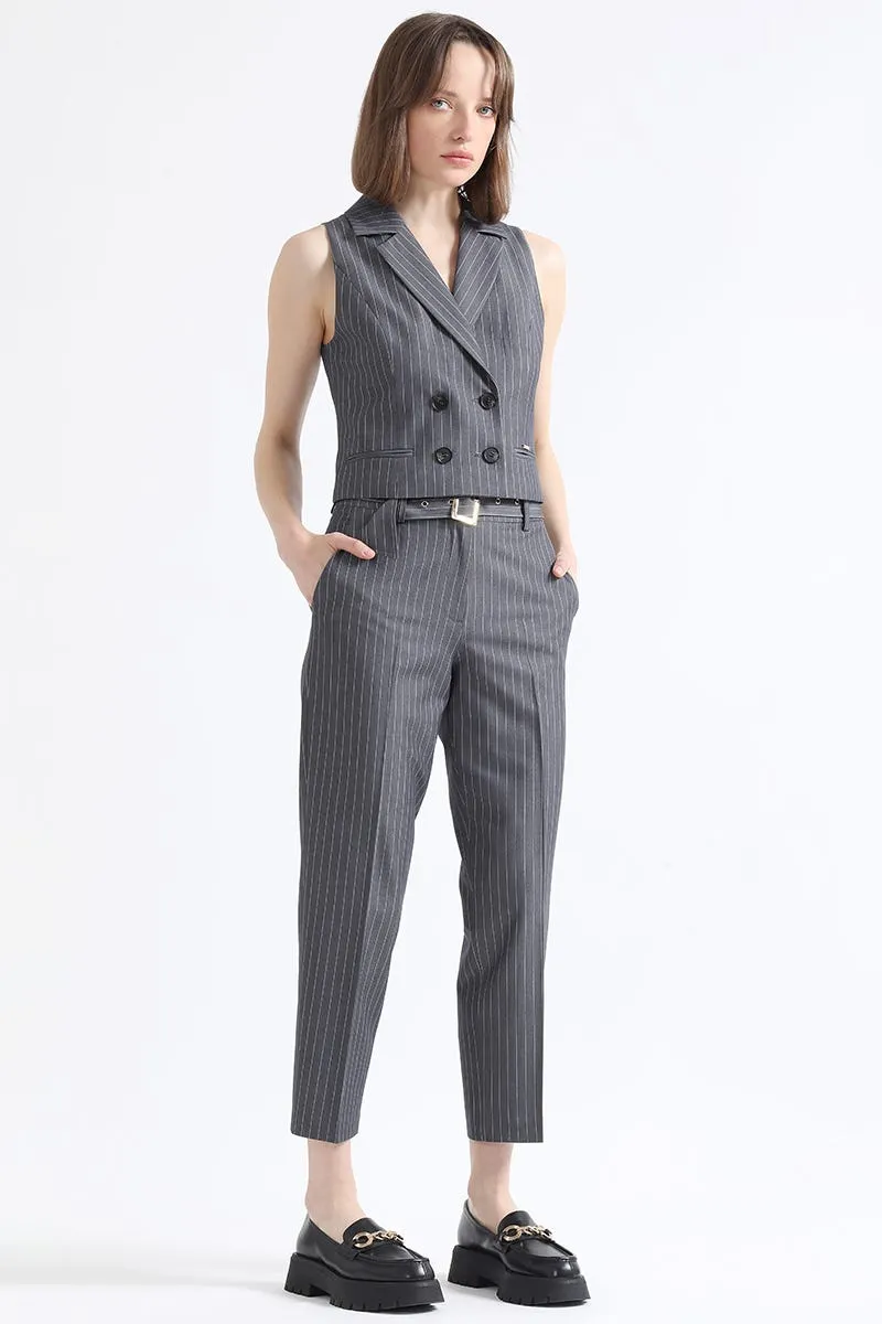 PANTALON SASTRE TIRO ALTO CON CINTURON, LISTADO FANTASIA. GRIS
